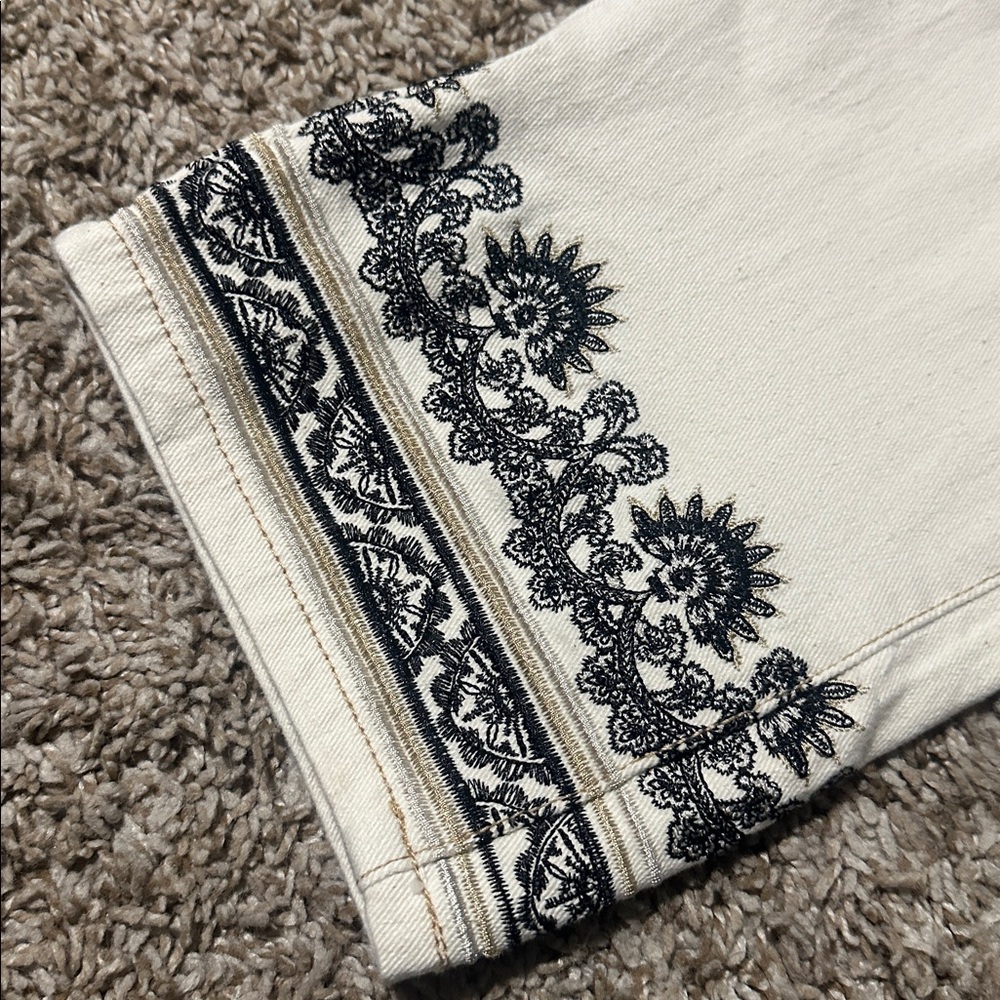 NWT Tribal Audrey Cream Cropped Embroidered Jeans Size 10 - Picture 8 of 9